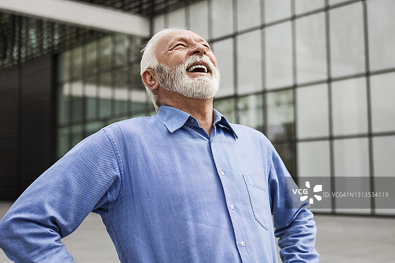 办公室前微笑的资深商人图片素材