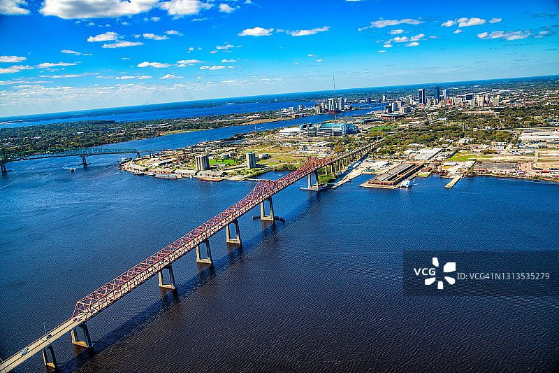 横跨圣约翰河的马修斯桥图片素材