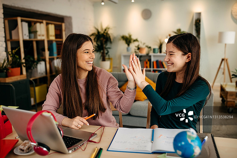 母女在家一起学习，一个在床上用平板唱歌图片素材