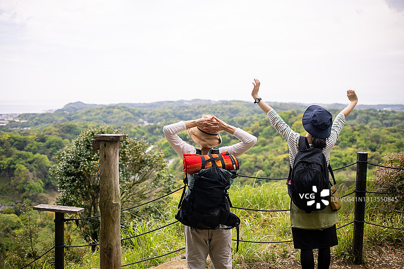 日本女性朋友在山顶天文台深呼吸图片素材