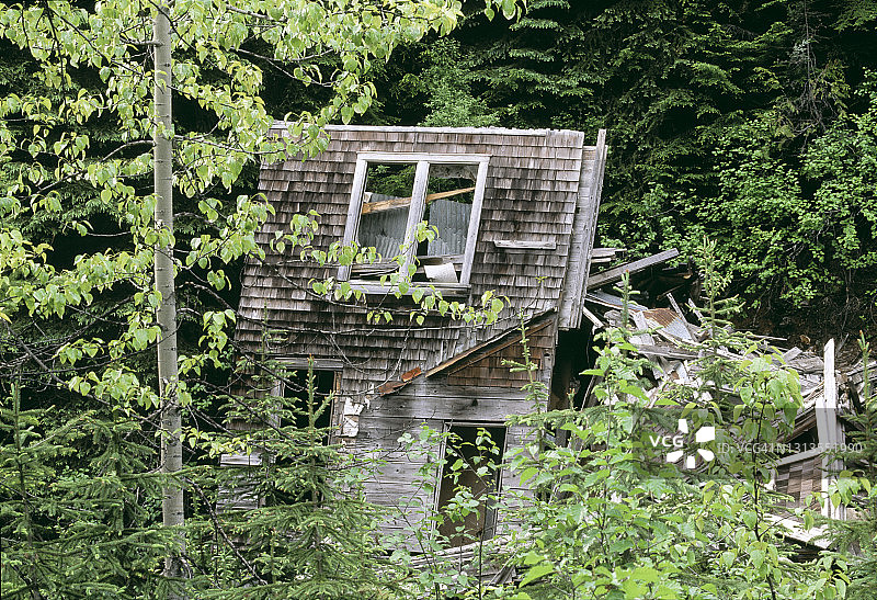 前矿业小镇中倒塌的房屋图片素材
