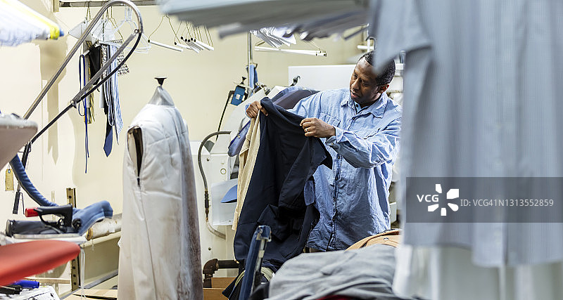 在干洗店工作的非裔美国男人图片素材