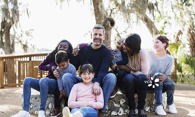一家七口在公园户外活动图片素材