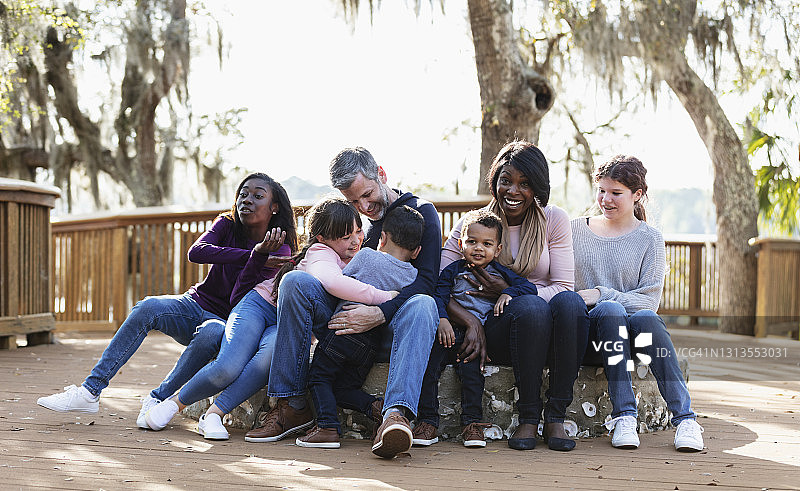 一家七口在公园户外活动图片素材