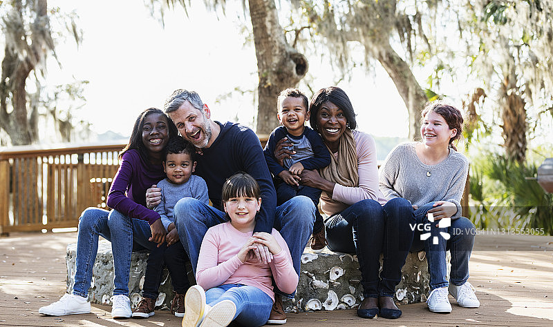 一家七口在公园户外活动图片素材