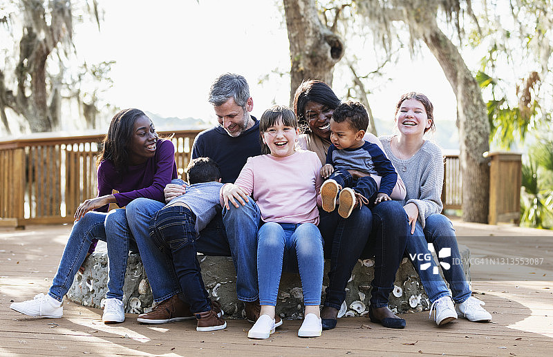 一家七口在公园户外活动图片素材