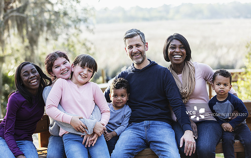 坐在公园长椅上的五口之家图片素材