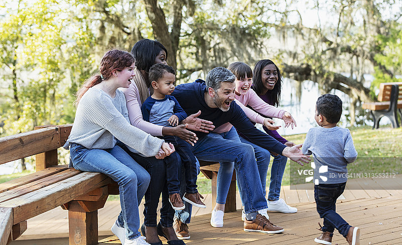 坐在公园长椅上的五口之家图片素材