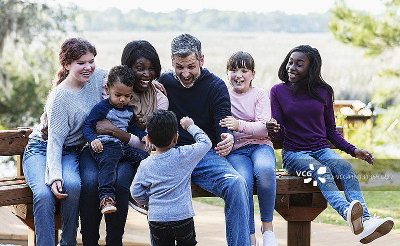坐在公园长椅上的五口之家图片素材
