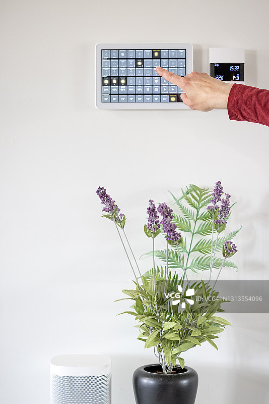 女人在平板电脑上使用智能家居系统图片素材