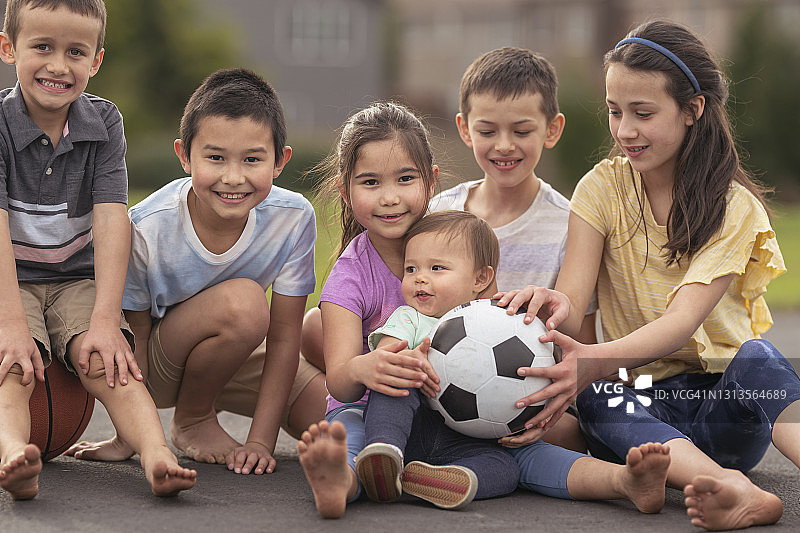 户外玩耍的多民族朋友们图片素材
