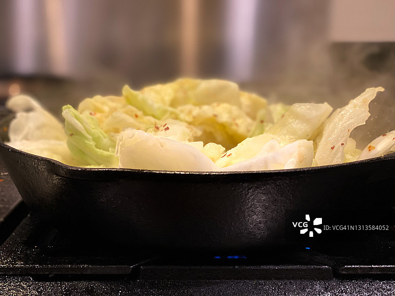 传统铁锅健康炒白菜图片素材