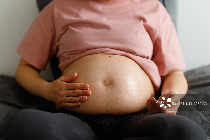 腹部涂抹润肤霜图片素材