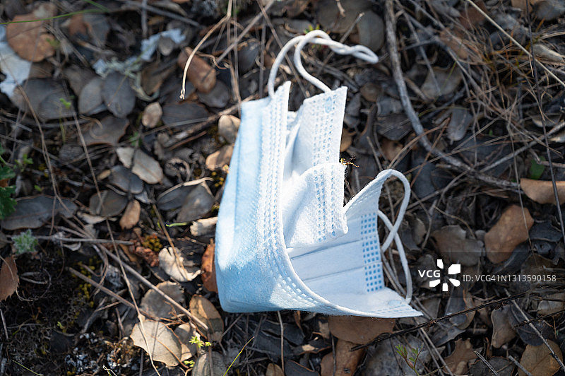 遗弃在地面上的外科口罩图片素材