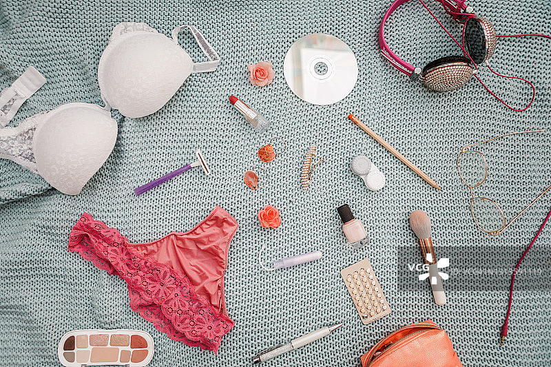 蓝色粉彩背景中的女性配饰顶视图图片素材