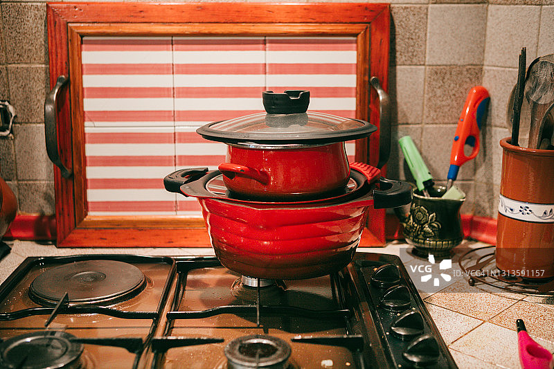 厨房炉灶上的红色锅具图片素材