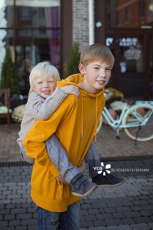 男孩背着弟弟的肖像 - 库存照片图片素材
