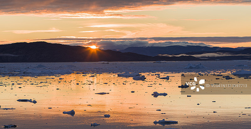 格陵兰岛Eqip Sermia冰川附近的峡湾图片素材