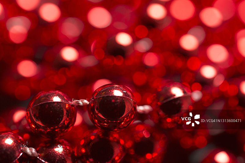 精致的红色珠子串联装饰图片素材