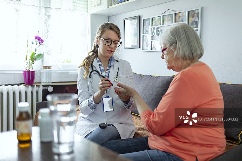 社区护士上门拜访图片素材