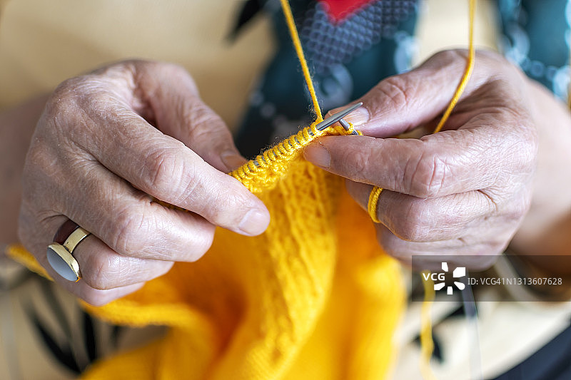 妇女手工砌砖图片素材