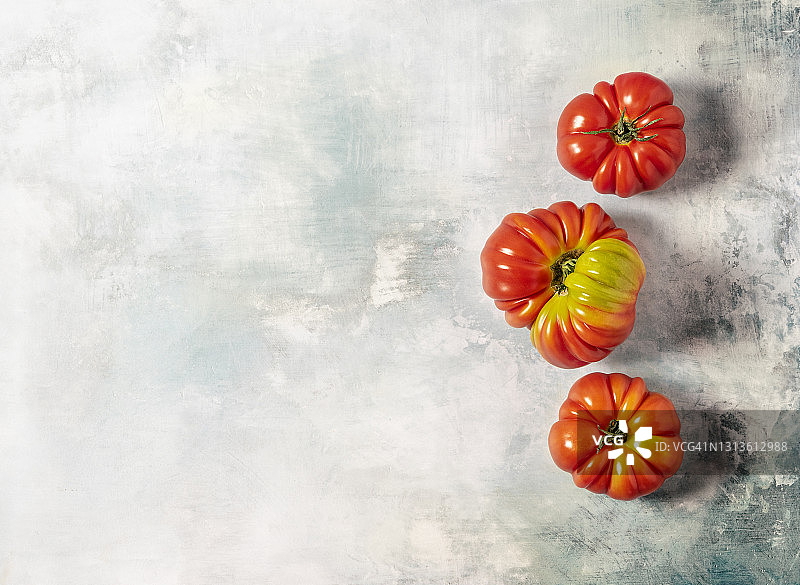灰色背景上的传家宝番茄图片素材