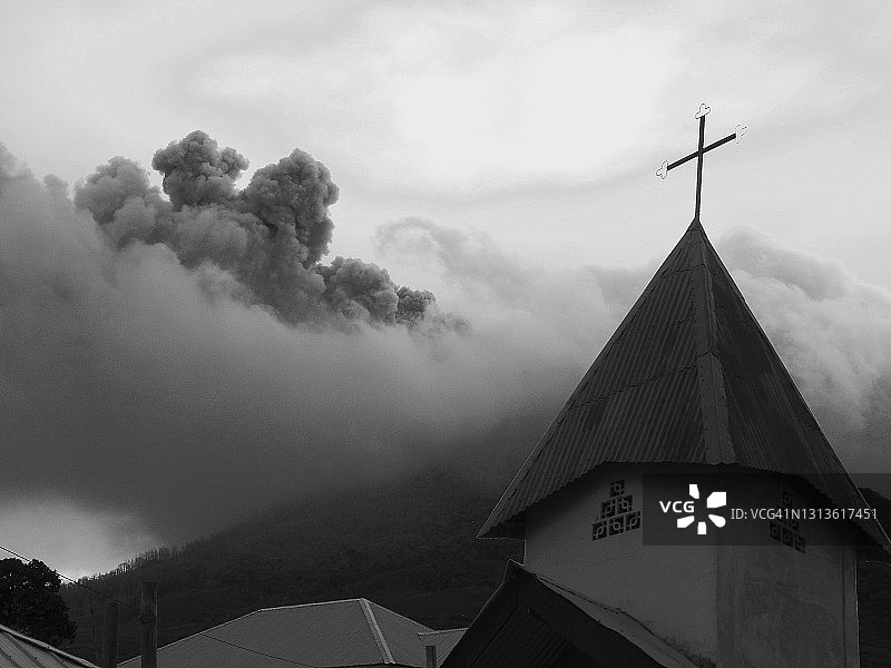 锡纳朋火山脚下被遗忘的村庄图片素材