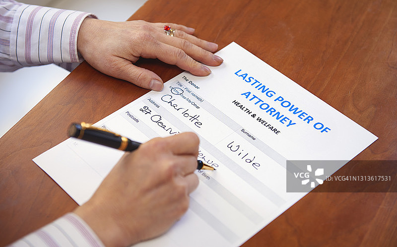 女人填写授权委托书图片素材