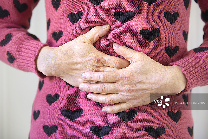 正在按摩的疼痛女人图片素材