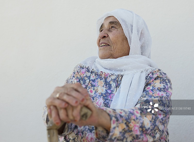 土耳其穆拉：坐在房子前的一位老妇人的户外肖像图片素材