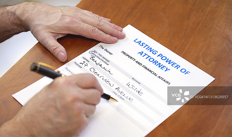 填写授权委托书，处理财产和财务事宜图片素材
