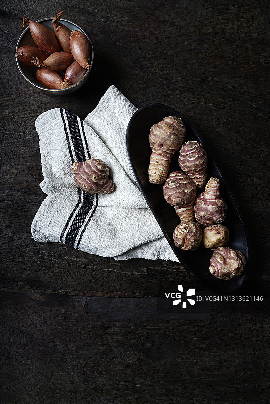 新鲜有机洋姜与大蒜和欧芹，置于铁锈色背景上图片素材