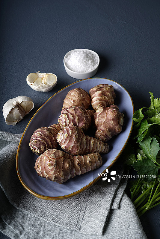 蓝色碗里的新鲜有机菊芋，意大利图片素材