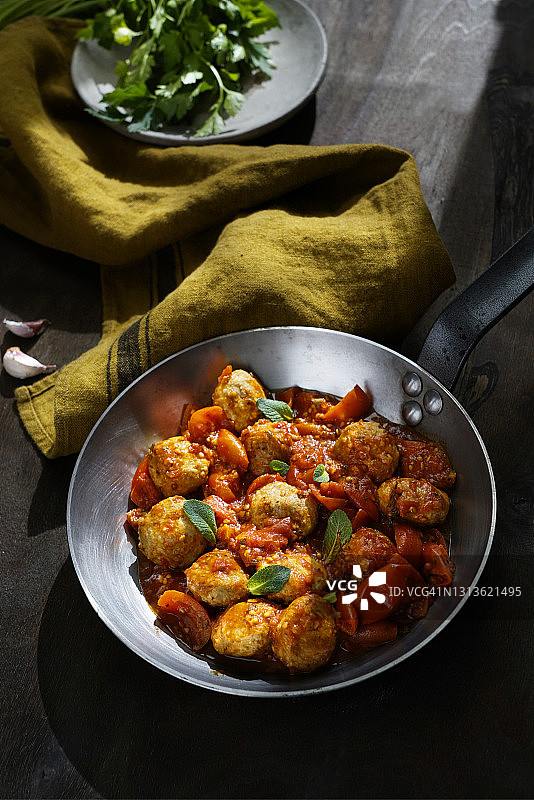 用新鲜帕基诺番茄、葱、百里香、牛至和新鲜薄荷叶烹制的肉丸（意大利）图片素材