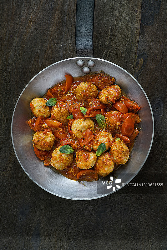 用新鲜帕基诺番茄、葱、百里香、牛至和新鲜薄荷叶烹制的肉丸（意大利）图片素材