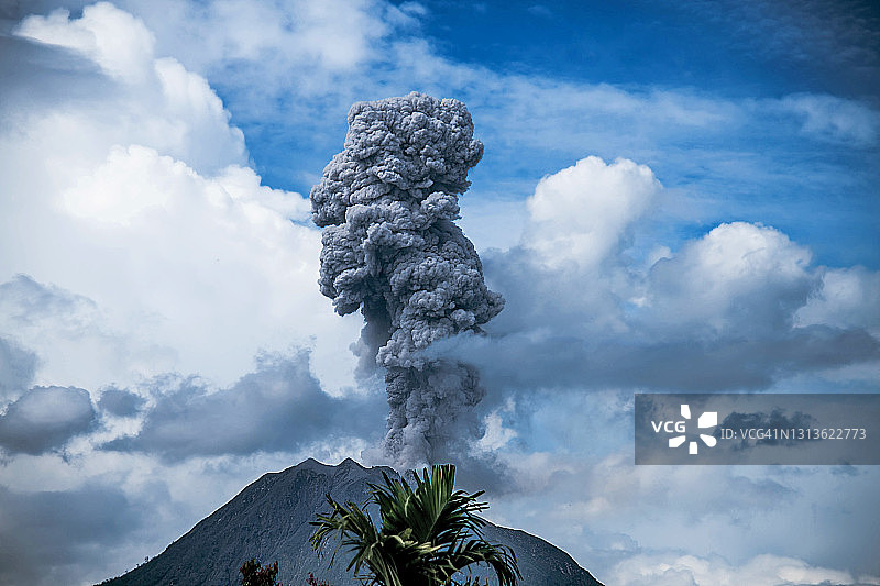 锡纳朋火山喷发图片素材