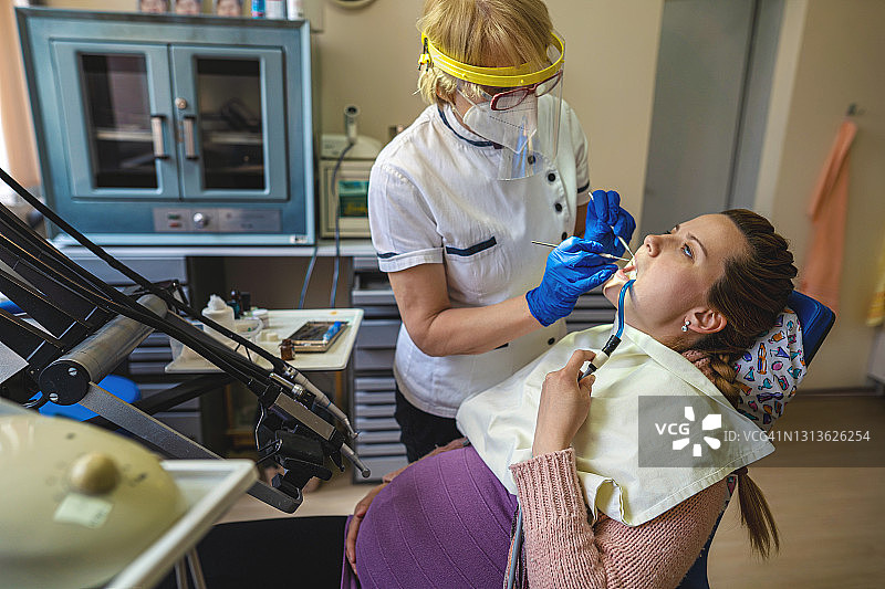 年轻孕妇去看牙医图片素材