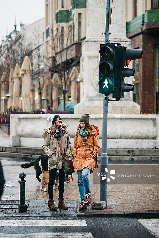 双胞胎姐妹穿过街道图片素材