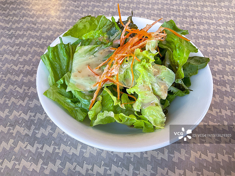 蔬菜沙拉配酱图片素材