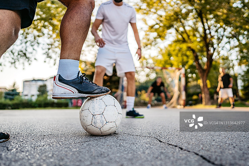 足球运动员脚踩足球图片素材