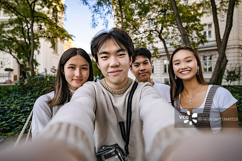 户外自拍的亚洲少女图片素材