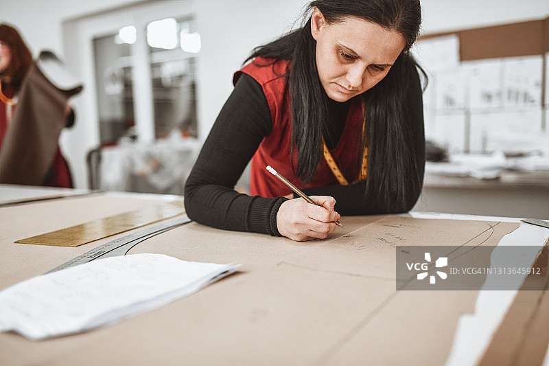 女纺织品设计师在工厂绘制草图图片素材