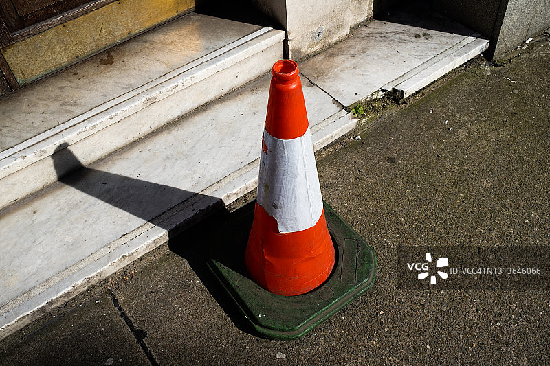 白天路面上的交通锥图片素材
