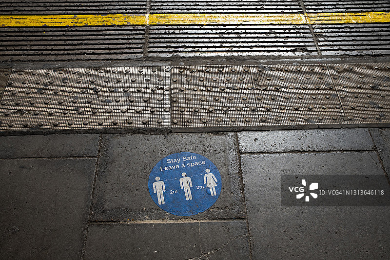 伦敦地铁站台地面上的社交距离贴纸图片素材