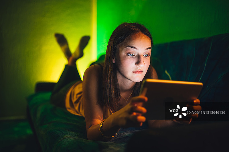 女人用平板电脑看电影图片素材