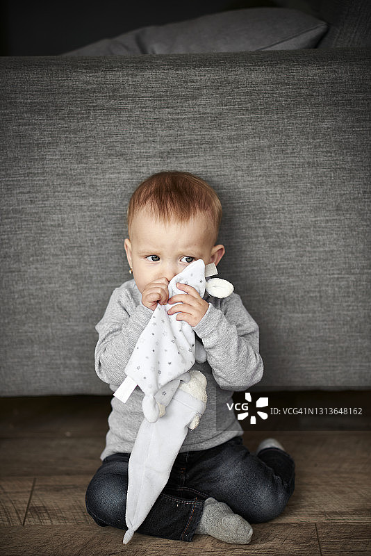 在家玩布的女婴图片素材