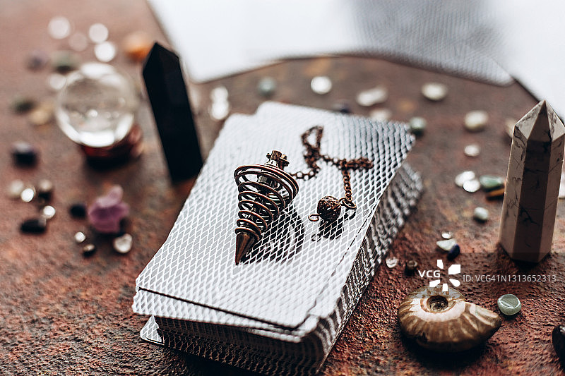 美丽的摆锤位于深色背景的塔罗牌上图片素材