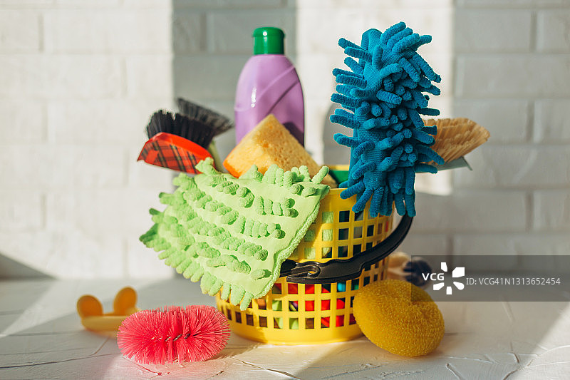 彩色刷子、海绵和清洁剂特写图片素材