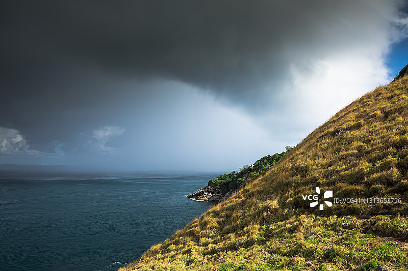 多雨云层的海岛沿海风光图片素材