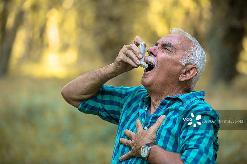 男人在户外使用吸入器图片素材
